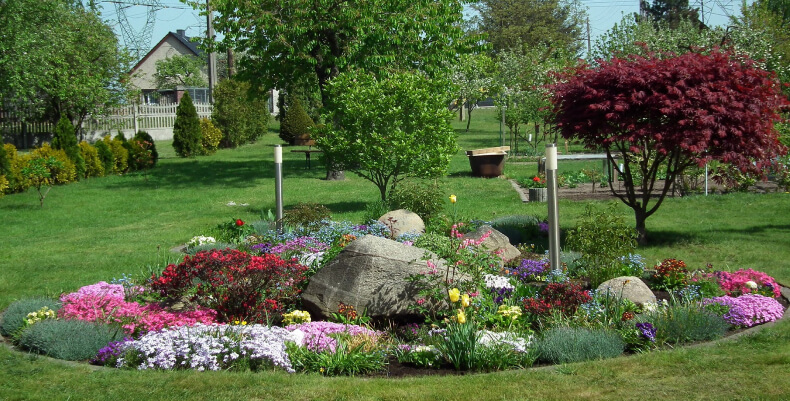 Rabata z kwiatami - trawniki przed domem