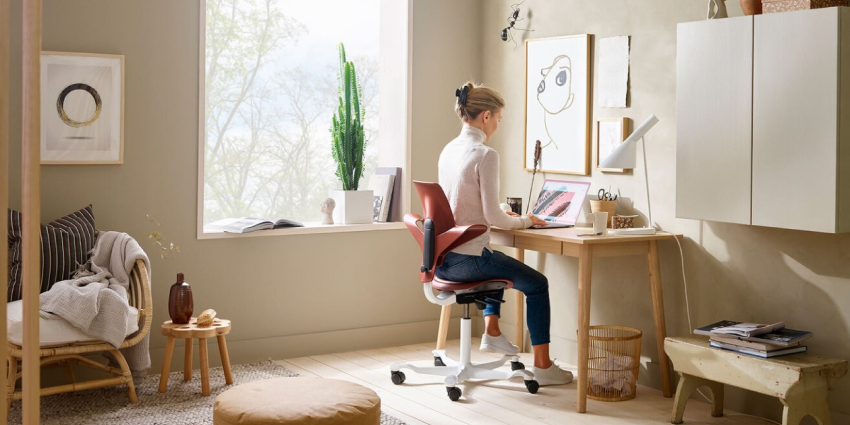 Jak urządzić funkcjonalne biuro w małym mieszkaniu? Sprawdź!